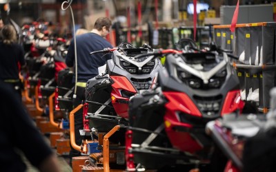 BRP sărbătorește producția a jumătate de milion de snowmobile în Finlanda