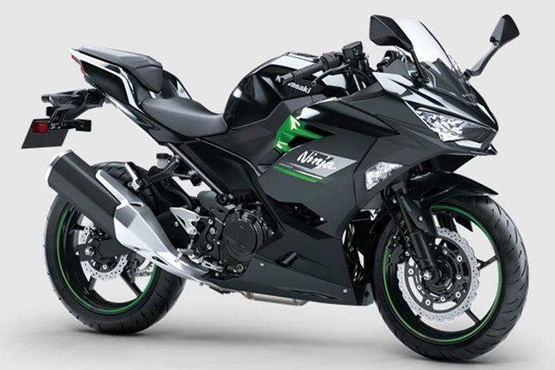 Clasa 400 cc Kawasaki revine în forță în 2023: Ninja 400 și Z400